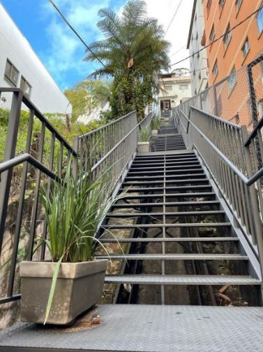 Reconstrução da escadaria do Morro de Santa Cruz (Foto: Lícia Tereza Perote de Almeida).